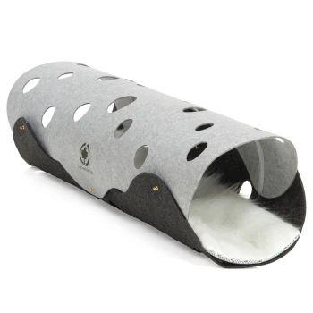 Ein gemütlicher Haustiertunnel aus grauem Filz mit ausgeschnittenen Löchern, mit einem weichen weißen Innenraum und einem Logo an der Seite.