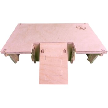 Holz-Haustierrampe mit gravierten Stufen, entworfen für kleine Tiere, um leicht erhöhte Bereiche zu erreichen.