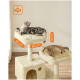 Zwei Katzen entspannen auf einem beigen Katzenbaum: eine graue getigerte oben und eine hellbraune getigerte in der Mitte, mit einem Hausgrund und Spielzeugen.