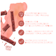 Eine Frau hält eine rosa Tüte Vegdog Beevys Hundeleckerlis, während ein Hund aufmerksam zu ihr aufblickt. Die Tüte zeigt ein Kuh-Logo und Text auf Deutsch.