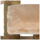 Gros plan sur une plateforme d'arbre à chat douce et beige avec un tissu pelucheux, entourée de poteaux en sisal tressé.