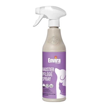 Flasche mit Envira Veterinär-Haustierspray mit lila Etikett, mit einer Katzensilhouette und Text auf Deutsch: 'HAUSTIER PFLEGE SPRAY.'