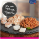 Drei fischbasierte Haustiermahlzeiten auf einem Schiefertablett, beschriftet "Mit natürlichen Fischstückchen" und "With natural pieces of fish."