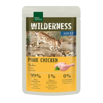 Beutel mit Real Nature Wilderness Adult Katzenfutter, das eine Serval-Katze auf felsigem Terrain zeigt, beschriftet mit "Reines Huhn" und 99% Hühneranteil.