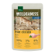 Beutel mit Real Nature Wilderness Adult Katzenfutter, das eine Serval-Katze auf felsigem Terrain zeigt, beschriftet mit "Reines Huhn" und 99% Hühneranteil.