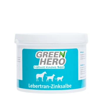 Lebertran-Zinksalbe, 500 ml Behälter von GREEN HERO Lebertran-Zinksalbe, mit einem blauen Etikett, das Hund- und Pferdesilhouetten zeigt, und einem Qualitätssiegel mit der Aufschrift "1,1 SEHR GUT".