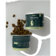Katze frisst aus einer KatKare Immuno Bites Snackdose mit täglichen Fütterungsempfehlungen auf Deutsch für optimale Katzengesundheit.