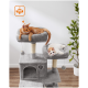 Zwei Katzen entspannen sich auf einem grauen Katzenbaum; eine orangefarbene getigerte Katze mit Brille auf der obersten Plattform und eine weiße Katze mit Krone auf der unteren Plattform.