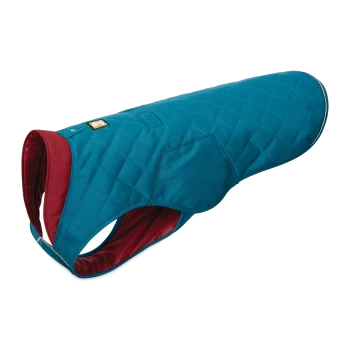 Eine türkisfarbene Hundejacke mit rotem Futter, die ein gestepptes Design und ein kleines Logo-Patch aufweist, auf einem weißen Hintergrund präsentiert.