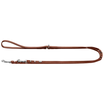 Braune Leder-Hundeleine mit silbernen Metallclips und einer Schlaufenhandhabung, flach auf einem weißen Hintergrund präsentiert.