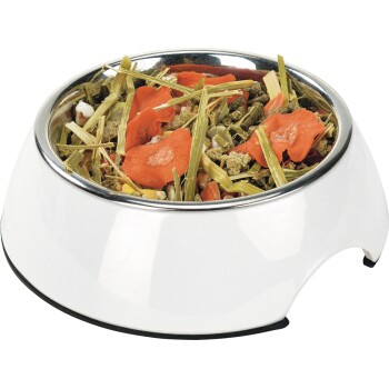 Bol pour animaux blanc à bordure en inox rempli de foin, granulés, maïs et rondelles de carotte orange séchées (aliments pour petits animaux).