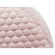 Gros plan sur un lit pour animaux de compagnie doux et rose avec un motif matelassé hexagonal.