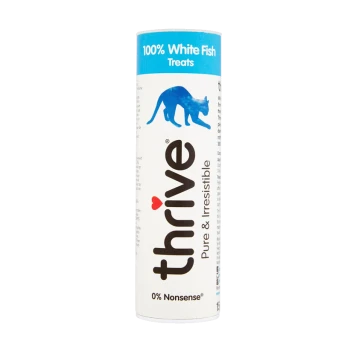 Ein zylindrischer Behälter mit Thrive 100% Weißfisch-Leckerlis für Katzen, mit einem blauen Deckel und einer Silhouette einer Katze.