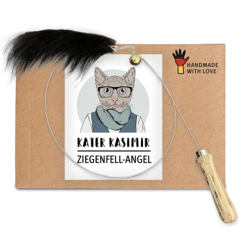 Eine Pappverpackung mit einem verspielten Katzenspielzeug mit der Aufschrift "KATER KASIMIR ZIEGENFELL-ANGEL," mit einem Federanhänger und einem Holzgriff.
