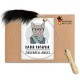 Eine Pappverpackung mit einem verspielten Katzenspielzeug mit der Aufschrift "KATER KASIMIR ZIEGENFELL-ANGEL," mit einem Federanhänger und einem Holzgriff.