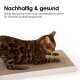 Eine Bengal-Katze kratzt an einem strukturierten Pad mit der Aufschrift "Nachhaltig & gesund", das den hohen Recyclinganteil und sichere Klebstoffe hervorhebt.