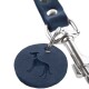 Nahaufnahme eines marineblauen Lederhundemarken mit einer geprägten Silhouette eines Hundes, befestigt an einem silbernen Metallclip.