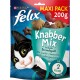 Kleurige Purina Felix Knabber Mix katten traktaties verpakking (200g) met een speelse kat, met zalm, kabeljauw, en forel smaken.