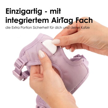 Nahaufnahme eines schwarzen Haustiergeschirrs mit atmungsaktivem, leichtem und gepolstertem Material, mit Text, der "Höchster Tragekomfort" hervorhebt.
