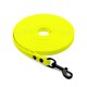Helle gelbe Hundeleine, die in einer kreisförmigen Form gewickelt ist, mit einem schwarzen Clip und zwei schwarzen Knöpfen am Griff.