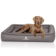 Ein brauner Hund, der auf einem grauen rechteckigen Haustierbett mit gestepptem Design entspannt, mit dem Logo "KNUFFELWUFFF."