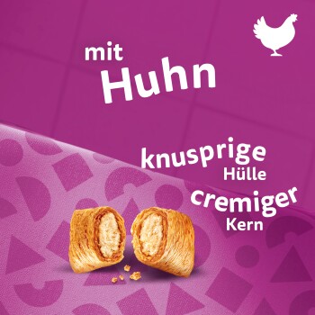 Bild von Haustierleckereien mit zwei flauschigen goldbraunen Gebäckstücken, gefüllt mit cremigem Huhn, mit dem Text "mit Huhn," "knusprige Hülle," und "cremiger Kern."