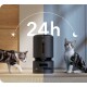Ein eleganter schwarzer automatischer Futterspender für Haustiere steht zwischen zwei Katzen, von denen eine läuft und die andere sitzt, mit "24h" darüber angezeigt, was kontinuierliches Füttern anzeigt.