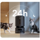 Ein eleganter schwarzer automatischer Futterspender für Haustiere steht zwischen zwei Katzen, von denen eine läuft und die andere sitzt, mit "24h" darüber angezeigt, was kontinuierliches Füttern anzeigt.