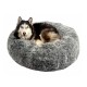 Ein gemütliches, rundes graues Hundebett mit flauschiger Textur, in dem ein ruhender Hund zusammengerollt liegt.