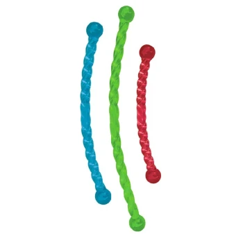 Trzy kolorowe zabawki do żucia dla psów w kolorach niebieskim, zielonym i czerwonym, z skręconym designem i zaokrąglonymi końcami, ułożone pionowo.