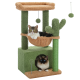 Zwei Katzen entspannen auf einem grünen und beigen Katzenbaum mit einer Hängematte, Kratzpfosten und hängenden Spielzeugen.