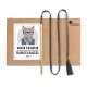 Ein Kartonpaket mit einer Cartoon-Katze in Brille und Schal, beschriftet mit "KATER KASIMIR RANGELANGEL GRAU," mit einem Holzstock und grauem Quastenschnur.