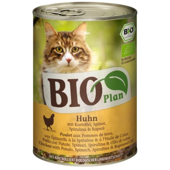 Boîte de nourriture pour chat présentant un gros plan du visage d'un chat, étiquetée "BIO Plan" avec "Huhn mit Kartoffel, Spinat, Spirulina & Rapsöl" en plusieurs langues.