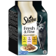 Sheba Fresh & Fine Katzenfutterverpackung mit einem Teller Fleisch in Sauce, mit Geschmacksrichtungen: Huhn, Lachs und Truthahn.