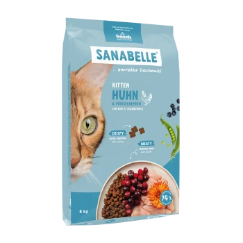 Katze-Futterverpackung mit einer Nahaufnahme des Katzenkopfes, beschriftet mit "SANABELLE KITTEN HUHN & PREISELBEEREN," betont 74% Fleischanteil.