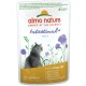 Almo Nature Intestinal Help Katzenfutterbeutel mit einer grauen Katzensilhouette, mit dem Hinweis, dass es für erwachsene, reife Katzen ist und Geflügel enthält.