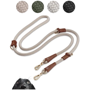 Beige Hundeleine mit braunen Lederakzenten und goldenen Clips, neben grauen, grünen und schwarzen Farbmuster. Ein schwarzes Hundegesicht ist teilweise sichtbar.