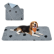 Beagle auf grauer Matte mit schwarzen Pfoten- und Herzmotiven; Einsatzbild zeigt gefaltete Matte mit blauem Rücken; Hund trägt orangefarbene Bandana mit Text