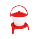 Distributeur de nourriture ou d'eau pour animaux rouge et blanc avec un couvercle et une poignée, placé sur une base rouge.