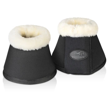 Schwarze Pferdestiefel mit weichem weißen Fleece-Futter, mit einem Equinate-Logo an der Seite.