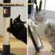 Schwarze Katze kratzt an einem Kratzpfosten und eine getigerte Katze kratzt an einem Brett, mit Text „Kratzpfosten & Brett bieten mehr Kratzmöglichkeiten.“