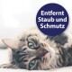 Nahaufnahme einer getigerten Katze, die auf der Seite liegt, mit blau-grünen Augen; ein blaues Abzeichen lautet 'Entfernt Staub und Schmutz'.