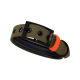 Ein stilvolles Hundehalsband in Olivgrün mit einer schwarzen Schnalle und einem orangefarbenen Akzent, mit dem Text 'THE DOG IDEA.'