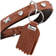 Braunes Lederhalsband mit Herz- und Kuhnieten und einer Lederquaste mit Metallplakette „HUNTER“.