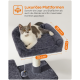 Eine grau-weiße Katze entspannt sich auf einer plüschigen dunkelgrauen Haustierplattform, 35 cm breit und 8 cm hoch, und betont Komfort und Luxus.