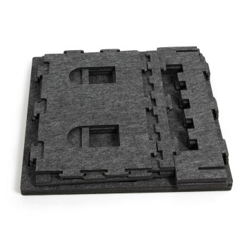 Graue ineinandergreifende Haustierspielmatten, die übereinander gestapelt sind, mit ausgeschnittenen Fenstern für Belüftung und einfache Montage.