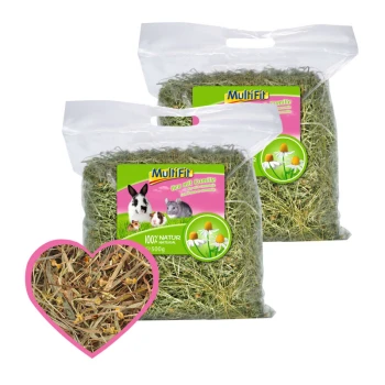 Hooi met kamille 2 x 500 g Twee zakken Multifit hooi met kamille voor kleine huisdieren, gelabeld '100% NATUR' en elk 500g wegen, met een hartvormige inset van hooi.