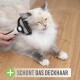 Eine flauschige, hellfarbige Katze wird von einer Hand mit einem Pflegewerkzeug gebürstet. Der Text "SCHONT DAS DECKHAAR" ist unten sichtbar.