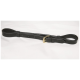 Schwarze Leder-Haustierleine mit einer goldenen Schnalle und mehreren Einstelllöchern, flach auf einem weißen Hintergrund ausgelegt.