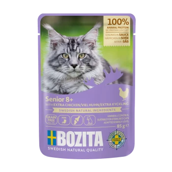 Pochette de nourriture pour chat avec un chat Maine Coon, étiquetée "Senior 8+" avec du poulet supplémentaire, sans céréales, et ingrédients naturels suédois.